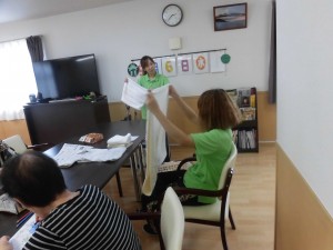 側では職員さんがお洗濯物チェックをしています