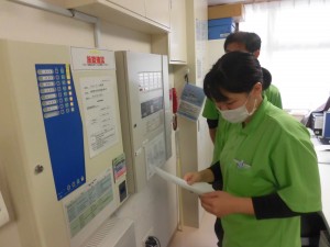 火災報知器についてレクチャーを受けています