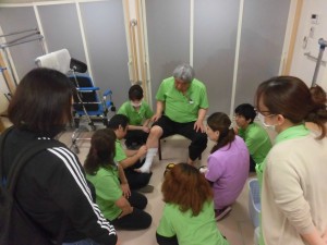 包帯の巻き方のキホンを教わり中